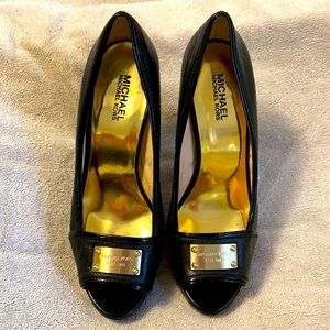 Michael Michael Kors 9M Black leather 4 1/2" Heel